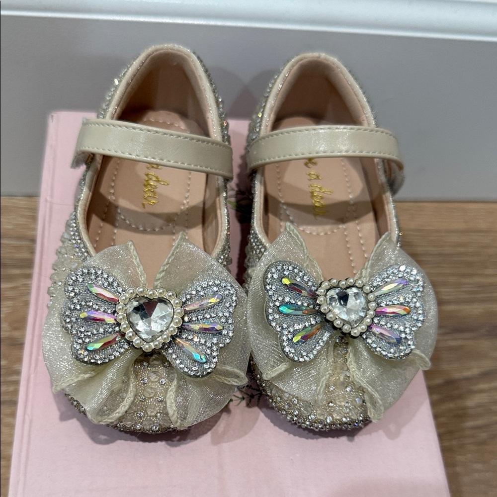 Worn once Girls Ivory Sparkle Butterfly Mary Jane Dress Shoes